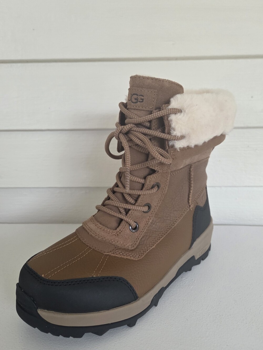 UGG Adirondack XXV Kids Waterproof  chestnut Winter Boots Size 4